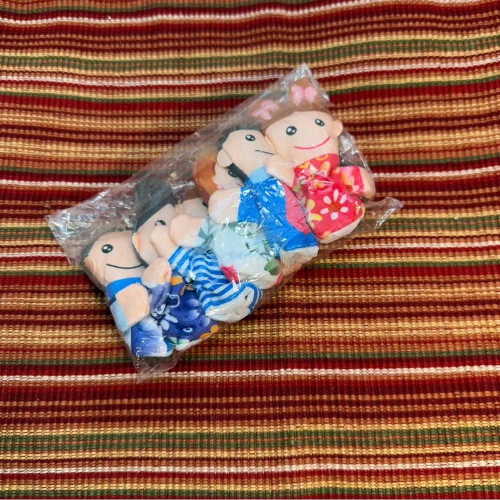 Finger Puppets - Mini Grandparents, Mom & Dad, Brother & Sister - 6 Piece - NWT
